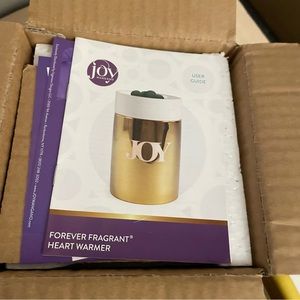 NWT Joy Wax Warmer with Holiday Evergreen Heart Melts